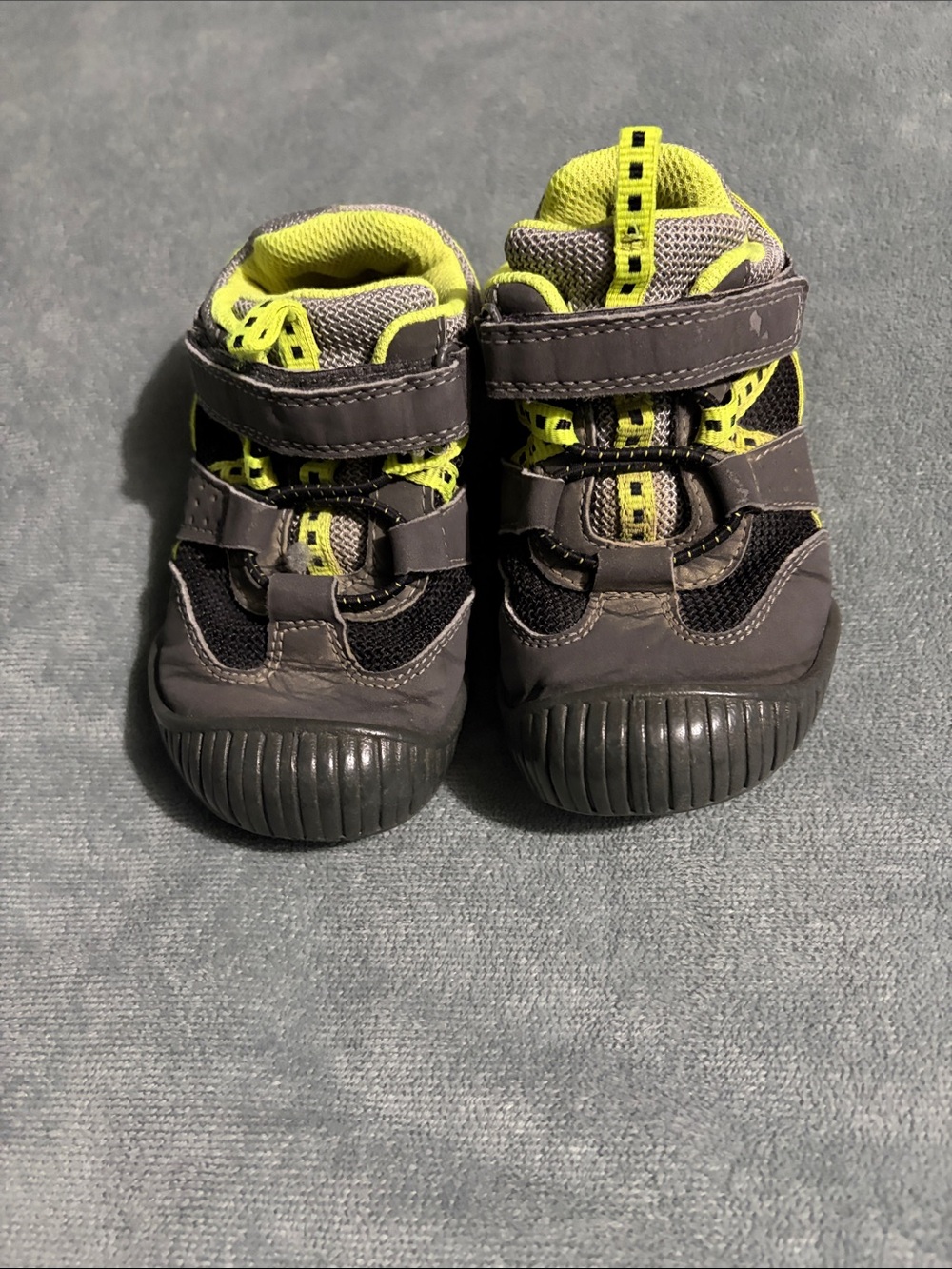 Little Boys Smart Fit Gray and Neon Yellow Kids Sneakers Size 9